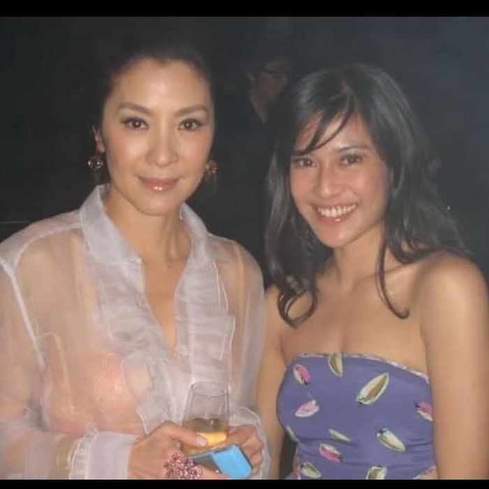 Potret lawas Dian Sastro yang tampil seksi dengan kemben motif saat Party bareng pemeran film Crazy Rich Asian, Michelle Yeoh