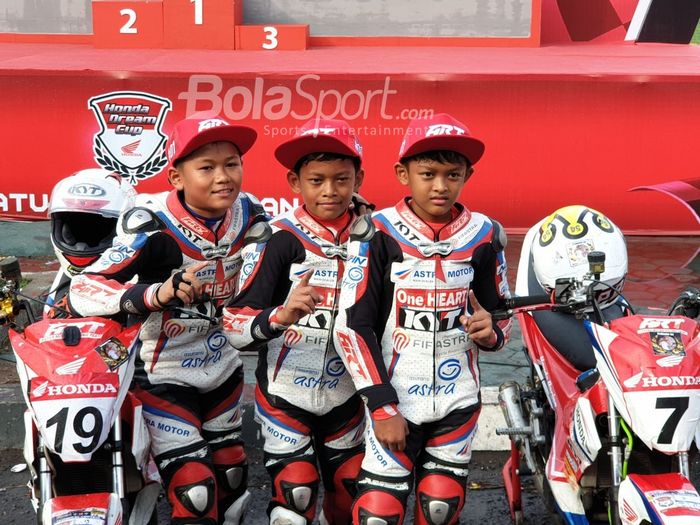 Tiga pembalap Astra Racing Team Yogyakarta, Decksa Almer, Veda Ega, dan M. Diandra, berpose usai ajang Honda Dream Cup 2019 kelas HDC 4 - Sonic 150R/Supra GTR STD Pemula U-12 di Sirkuit Lapangan Brigif 15 Kujang II, Cimahi, Jawa Barat, Minggu (24/11/2019).