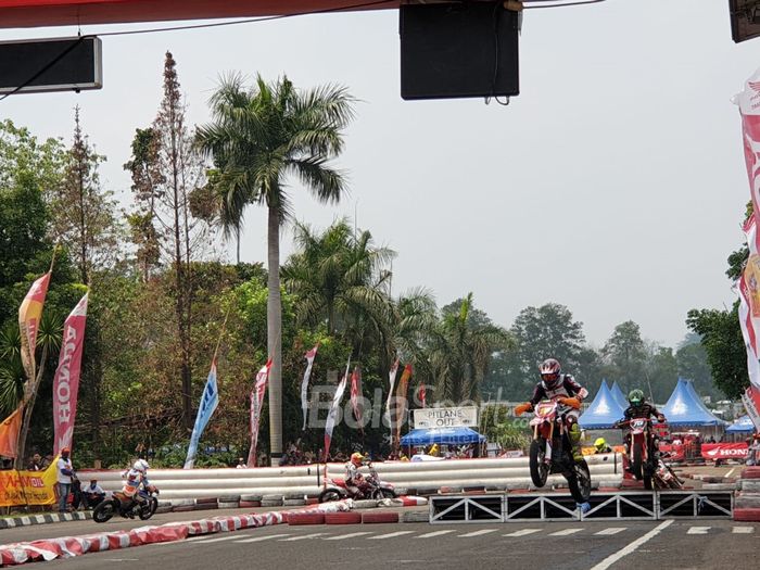Pembalap Astra Racing Team Kalimantan, Hendra Rusady, memimpin dalam ajang Honda Dream Cup 2019 kelas HDC 8 - CRF 150L Supermoto TU 180CC Open di Sirkuit Lapangan Brigif 15 Kujang II, Cimahi, Jawa Barat, Minggu (24/11/2019).