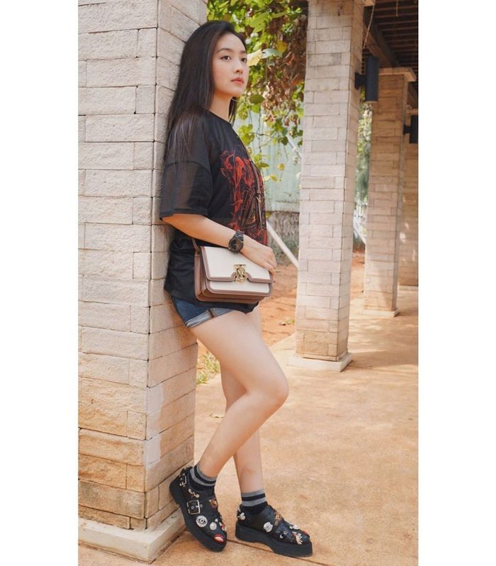 Natasha Wilona memilih bergaya simpel dengan mengenakan celana hot pants super pendek