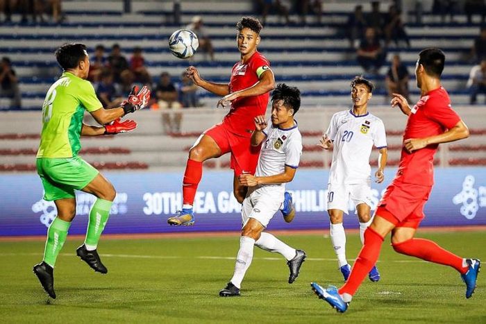 Para pemain Laos (putih) berebut bola dengan kapten timnas U-22 Singapura, Irfan Fandi, pada cabor sepak bola SEA Games 2019.