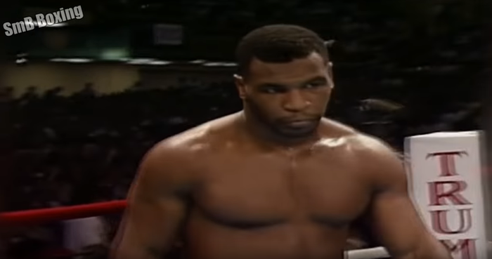 Mike Tyson bersiap menghadapi Michael Spinks pada laga unifikasi gelar kelas berat, 27 Juni 1988.