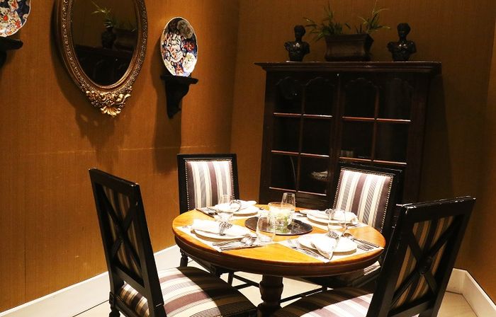 Private dining room in Bunga Rampai Restaurant looks like a villain dining table in movie.