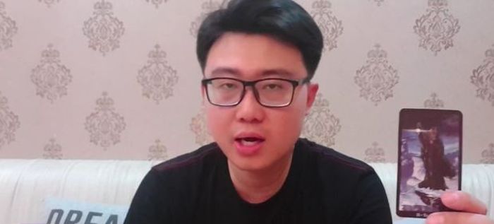 Marcel menujukan kartu tarot pertama 'the hermit'.