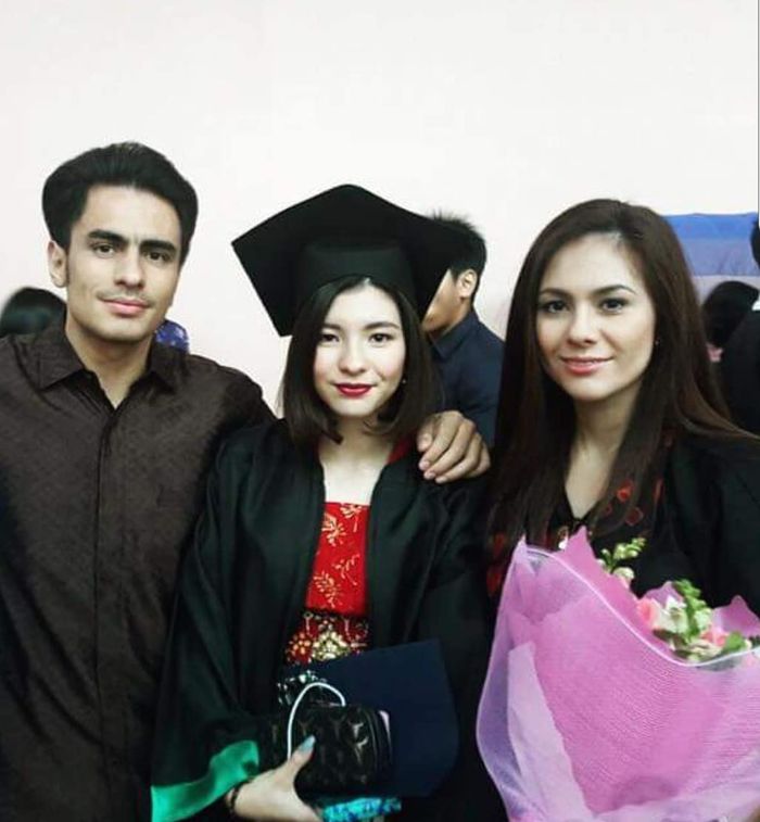 Wulan Guritno hadir bersama Danar Guritno di wisuda Shaloom Razade