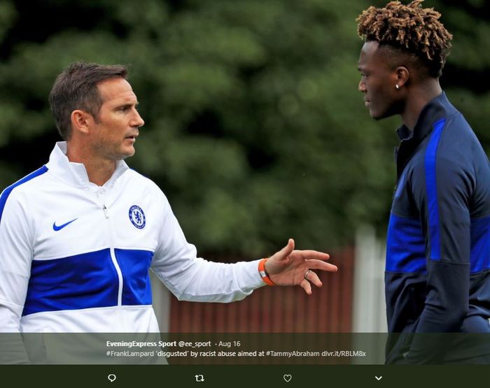 Pelatih Chelsea, Frank Lampard, bersama pemainnya, Tammy Abraham.