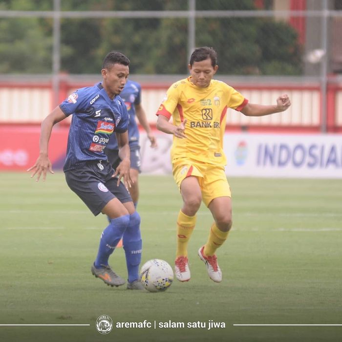 Pemain Arema FC, Rifaldi Bawuo (kanan) dibayangi oleh pemain Bhayangkara FC, Adam Alis, dalam laga pekan ke-29 Liga 1 2019 di Stadion PTIK, Jakarta, Rabu (27/11/2019).