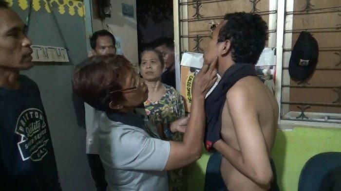 Rio (16) saat diselamatkan warga ke kantor pengelola TPU Prumpung, Jatinegara, Jakarta Timur, Senin (25/11/2019) 