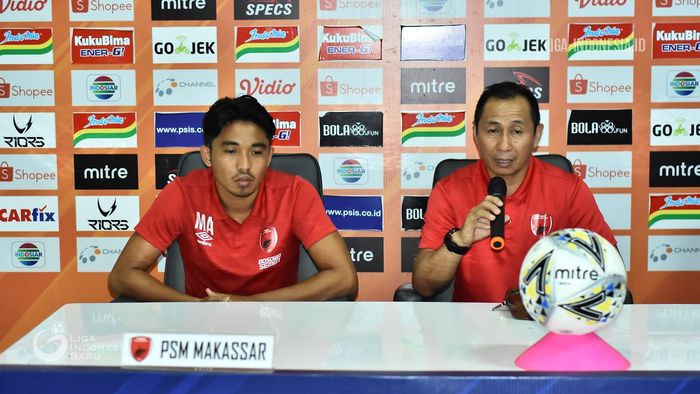 Asisten pelatih PSM Makassar, Imran Amirullah (kanan), dalam press conference sebelum laga melawan PSIS, Selasa (26/11/2019).