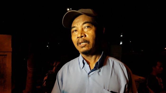 Ketua RW 03 Kelurahan Cipinang Besar Utara, Sopan Purnomo saat ditemui di TPU Prumpung, Jakarta Timur Senin (25/11/2019).