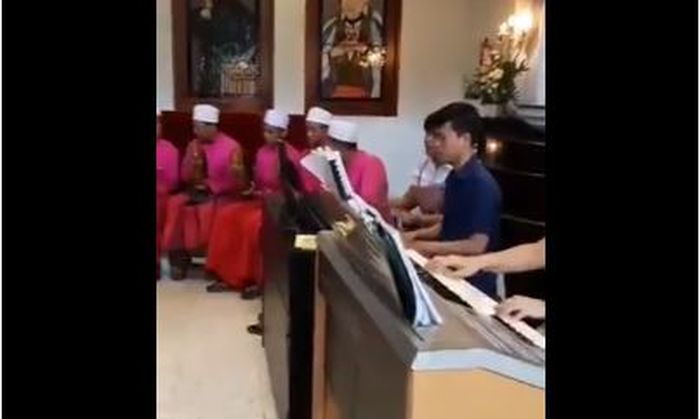 Kolaborasi drup rebana dan paduan suara gereja dalam perayaan misa 