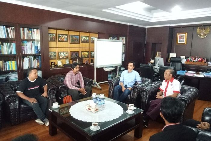 Fuad Naji dan Jovan, suporter timnas Indonesia yang menjadi korban pengeroyokan di Malaysia, saat datang ke Kantor Kemenpora di Jakarta pada Kamis (28/11/2019).