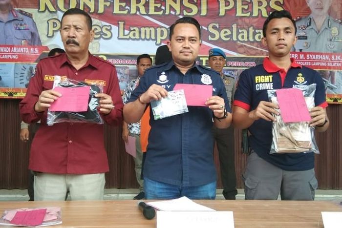 Polres Lampung menunjukkan barang bukti yang berhasil disita dari FS terkait kasus pembunuhan di Stadion Kalianda.