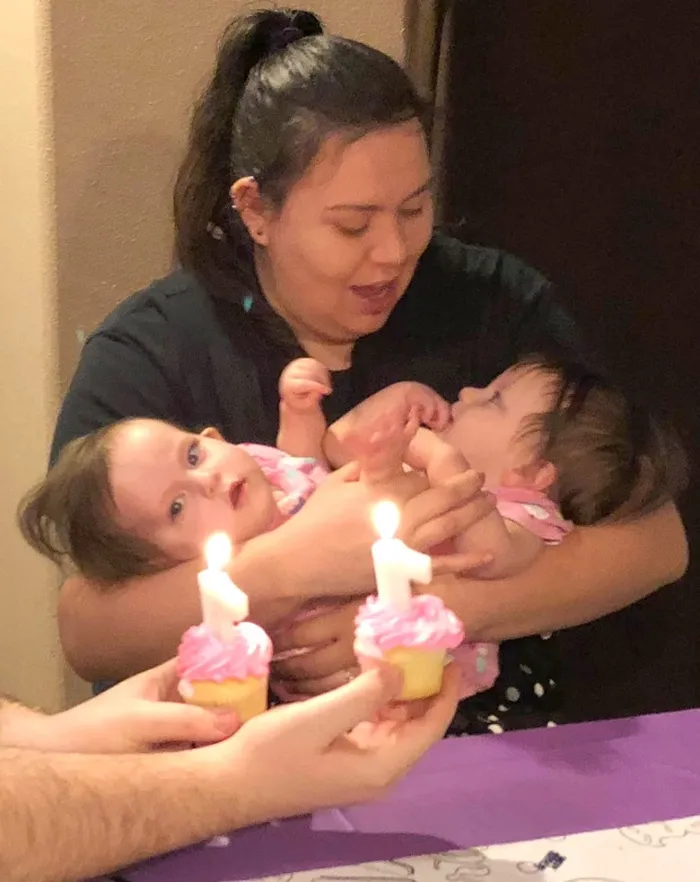 Chelsea menggendong anak kembarnya yang berulang tahun  yang kesatu.
