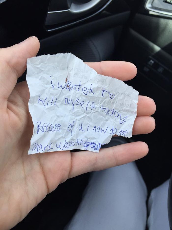 Gulungan kertas yang diserahkan oleh Chris.