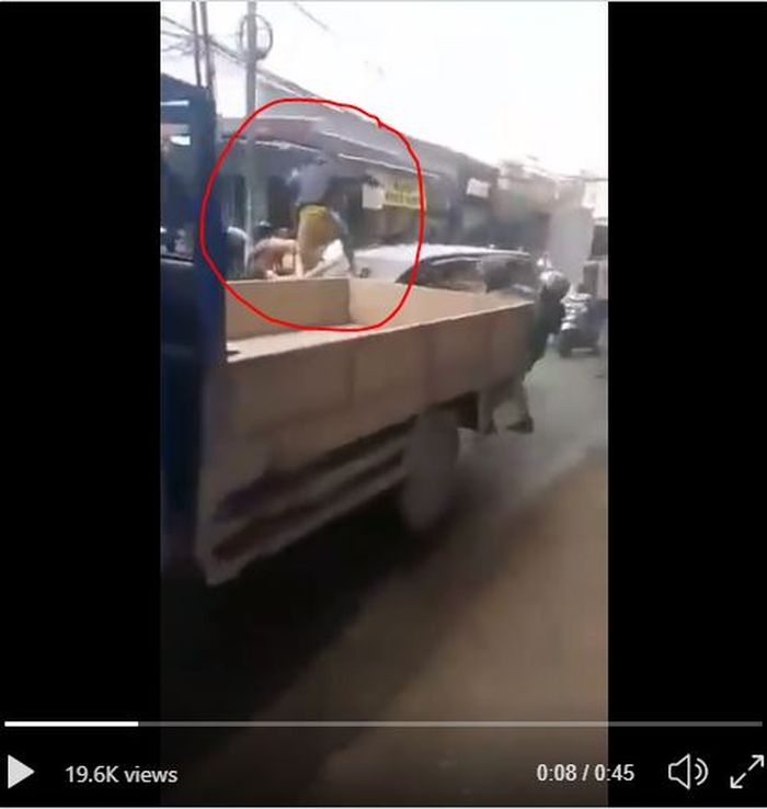 Seorang pria naik ke kab mobil yang didga pelaku tabrak lari hingga luka parah