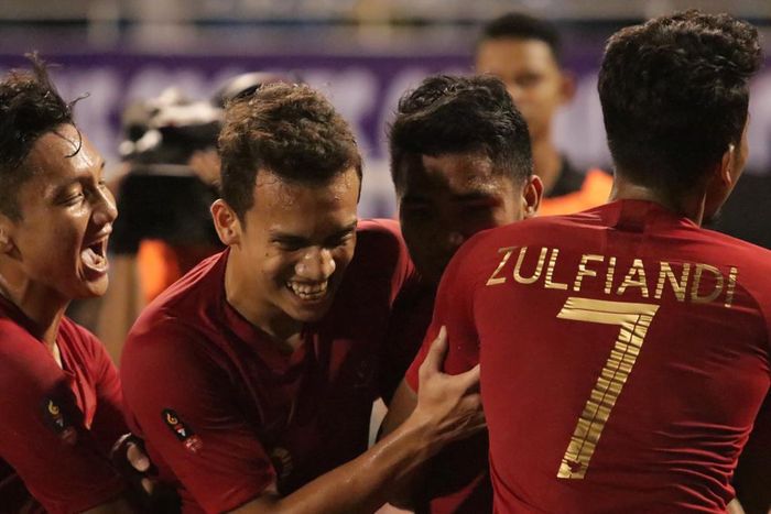 Empat pemain timnas U-22 Indonesia; Syahrian Abimanyu, Egy Maulana Vikri, Asnawi Mangkualam, dan Zulfiandi bergembira saat merayakan gol ke gawang timnas U-22 Singapura pada laga kedua sepak bola putra SEA Games 2019 di Stadion Rizal Memorial, Manila, Filipina, 28 November 2019.