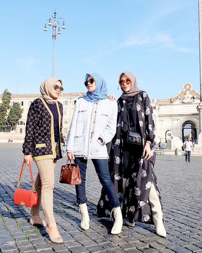 Olla Ramlan memadukan cardigan mewah Gucci dengan bawahan berupa celana jeans