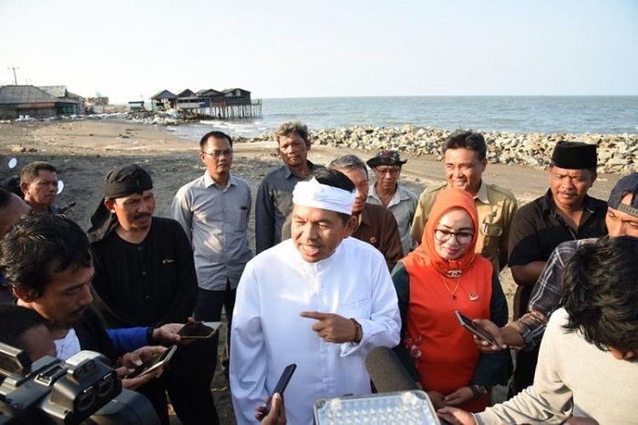 Wakil Ketua Komisi IV DPR RI Dedi Mulyadi (baju putih) saat meninjau Pantai Cemarajaya, Desa Cemarajaya, Kecamatan Cibuaya, Kabupaten Karawang, Selasa (26/11/2019) sore.