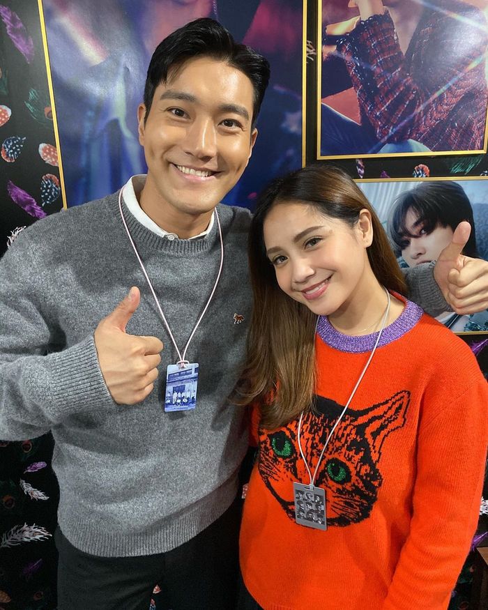 Penampilan baru Nagita Slavina dengan warna rambut cokelat saat foto bareng Siwon Super Junior