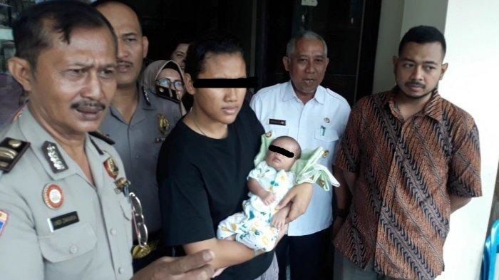 Warga menggendong bayi perempuan yang ditinggalkan orangtuanya di dalam kardus di pinggir Jalan Bambu Kuning Selatan, Rawalumbu Kota Bekasi, Kamis (28/11/2019). Grace, nama bayi perempuan itu sudah dibawa ke Polsek Bekasi Timur. 