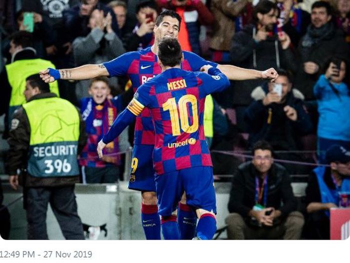 Striker Barcelona, Luis Suarez, melakukan selebrasi bersama Lionel Messi.