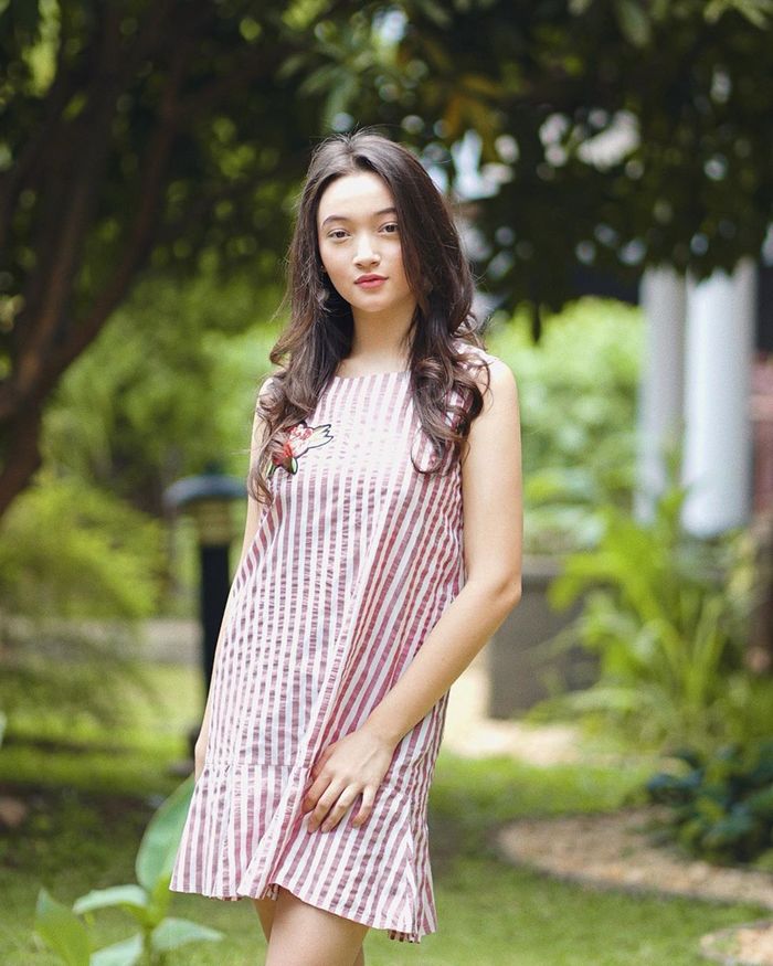 5 Inspirasi Dress Manis Kasual Buat Hangout ala Megan Domani! - CewekBanget