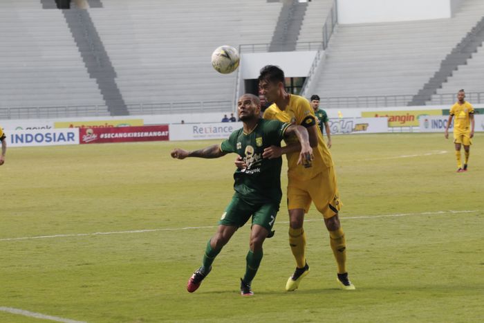 Pemain Persebaya Surabaya David da Silva berduel dengan pemain Semen Padang dalam laga pekan ke-29 Liga 1 2019 pada Kamis (28/11/2019) di Stadion Batakan, Balikpapan.