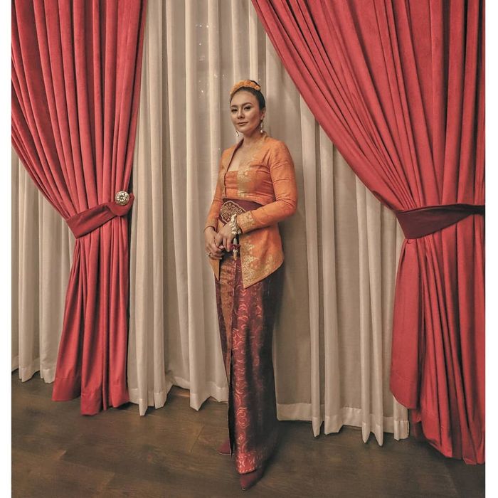 Penampilan Wulan Guritno dengan kebaya model kutubaru