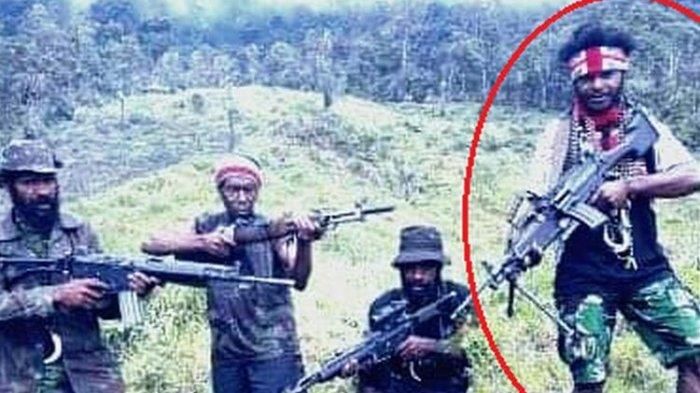 Sosok Egianus Kogoya (dilingkari) yang dianggap oleh TNI/Polri sebagai orang yang paling bertanggungjawab terhadap berbagai aksi penembakan di Kabupaten Nduga, Papua.