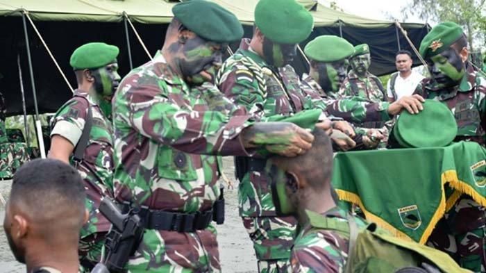 Prajurit yang baru lulus dari pelatihan berat