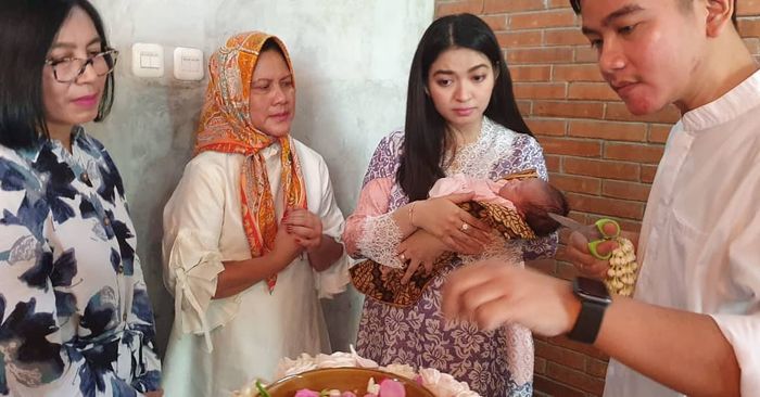 Tampilan Selvi Ananda dan Iriana Jokowi saat acara tasyakuran aqiqah La Lembah Manah