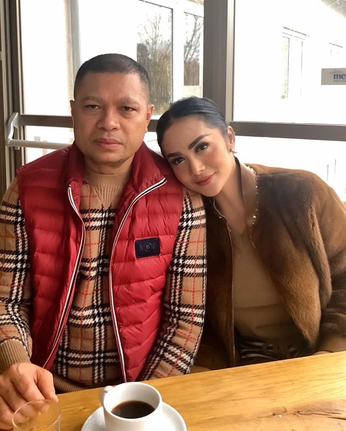Unggahan Krisdayanti kala menemani Raul Lemos sebelum suntik live cell.