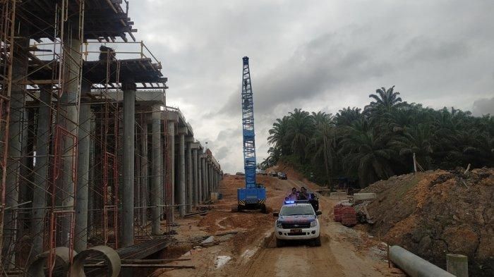 Pembangunan Jalan Tol Pekanbaru-Dumai. 