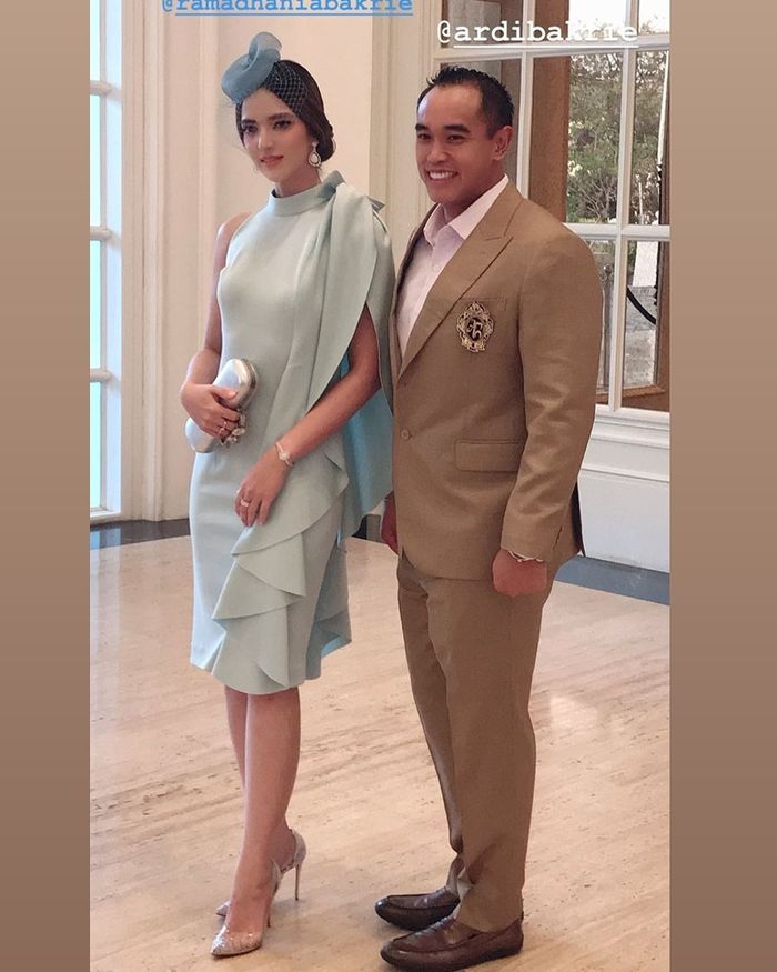 Nia Ramadhani tampak menambahkan aksesori berupa fascinator hat warna biru