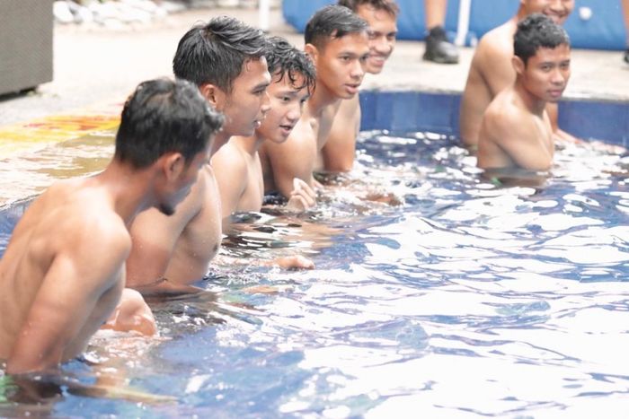 Para pemain timnas U-22 Indonesia untuk SEA Games 2019 memulihkan kebugaran dengan berendam di kolam renang di hotel.