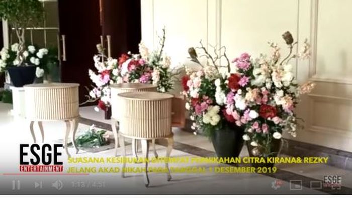 Bunga yang menghiasi venue pernikahan Rezky dan Citra