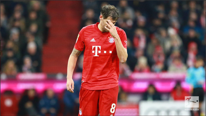 Gelandang Bayern Muenchen, Javi Martinez, tidak bisa menyelamatkan timnya dari kekalahan saat melawan Bayer Leverkusen pada pekan ke-13 Bundesliga, Sabtu (30/11/2019) di Allianz Arena.