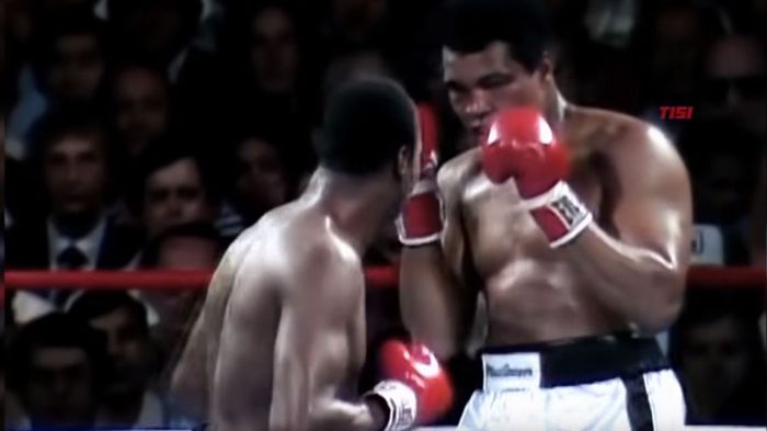 Muhammad Ali bertahan menghadapi Larry Holmes pada pertarungan keduanya, 2 Oktober 1980.