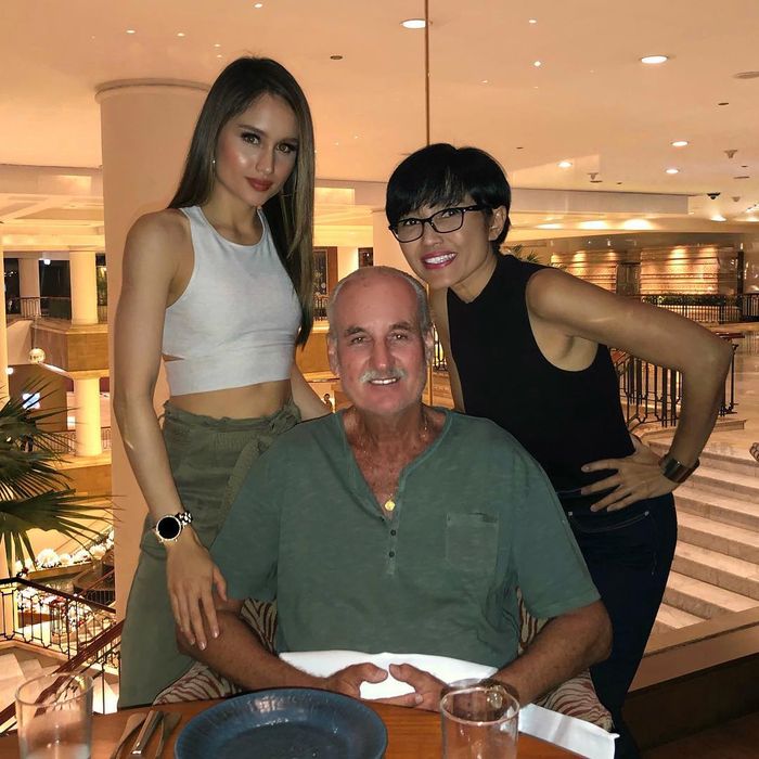 Cinta Laura dan orangtuanya