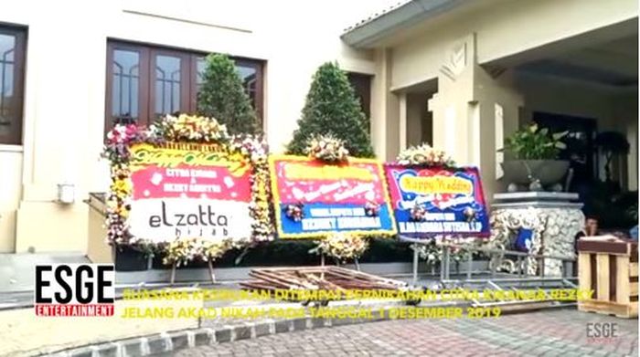 karangan bunga pun sudah tersusun rapi di depan gedung