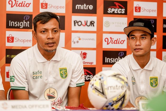 Asisten Pelatih Persebaya, Bejo Sugiantoro bersama Abu Rizal Maulana dalam sesi jumpa pers jelang laga melawan Madura United di Stadion Gelora Bangkalan, Senin (2/12/2019). .