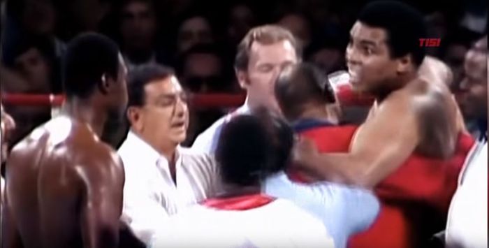 Momen Muhammad Ali (kanan) berteriak ke Larry Holmes jelang pertarungan mereka pada 2 Oktober 1980.