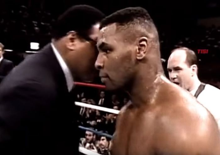 Petinju legendaris dunia, Muhammad Ali, berbisik ke telinga Mike Tyson sesaat sebelum duel Tyson vs Lary Holmes pada 22 Januari 1988.