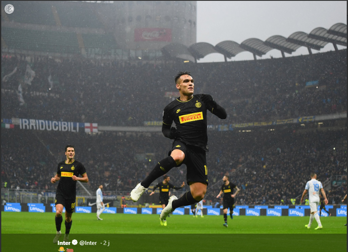 Striker Inter Milan, Lautaro Martinez, merayakan golnya dalam laga melawan SPAL pada pekan ke-14 Liga Italia di Stadion Giuseppe Meazza, Minggu (1/12/2019).