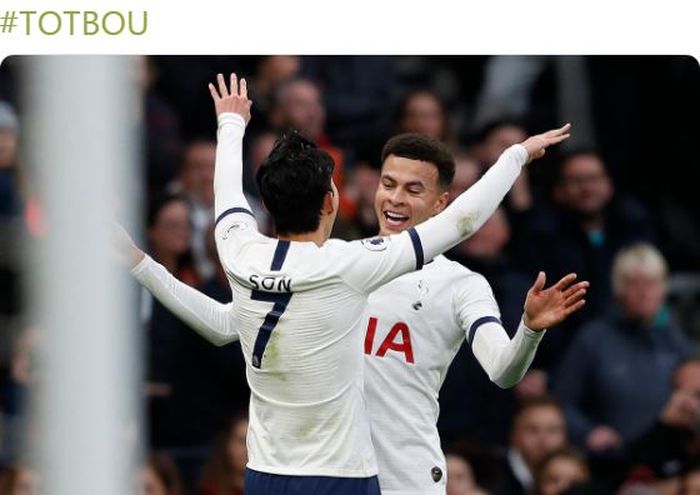 Gelandang Tottenham Hotspur, Dele Alli, merayakan golnya bersama Son Heung-Min dalam laga Liga Inggris melawan Bournemouth di Tottenham Hotspur Stadium, Sabtu (30/11/2019).