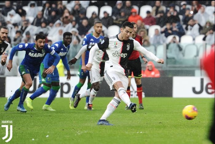 Cristiano Ronaldo mencetak gol penalti sekaligus penyeimbang kedudukan bagi Juventus dalam pertandingan melawan Sassuolo di Allianz Stadium, Minggu (1/12/2019).