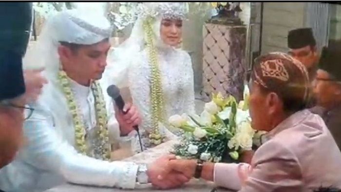 Potret akad nikah Rezky Aditya dengan Citra Kirana