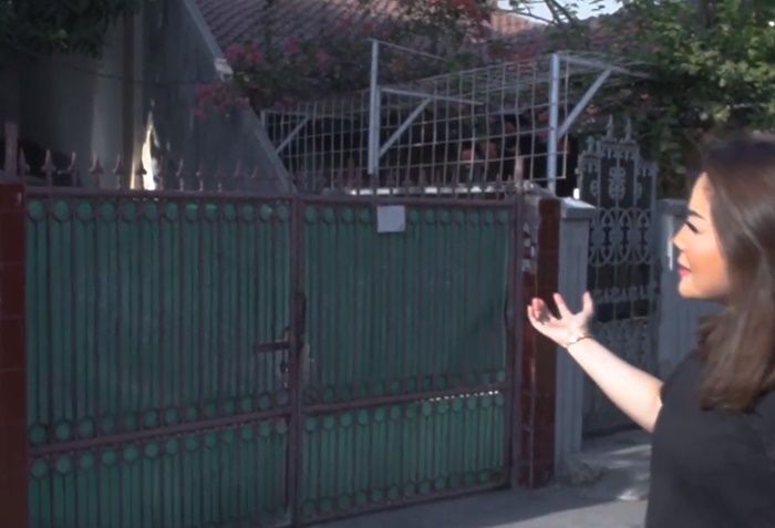 Kristina sewa tempat parkir di rumah Haji Hassan.