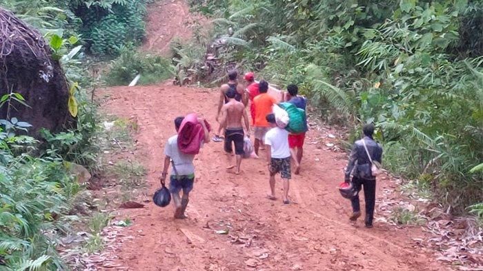 Seorang warga ditandu menggunakan sarung viral di media sosial Facebook, Senin (2/12/2019).